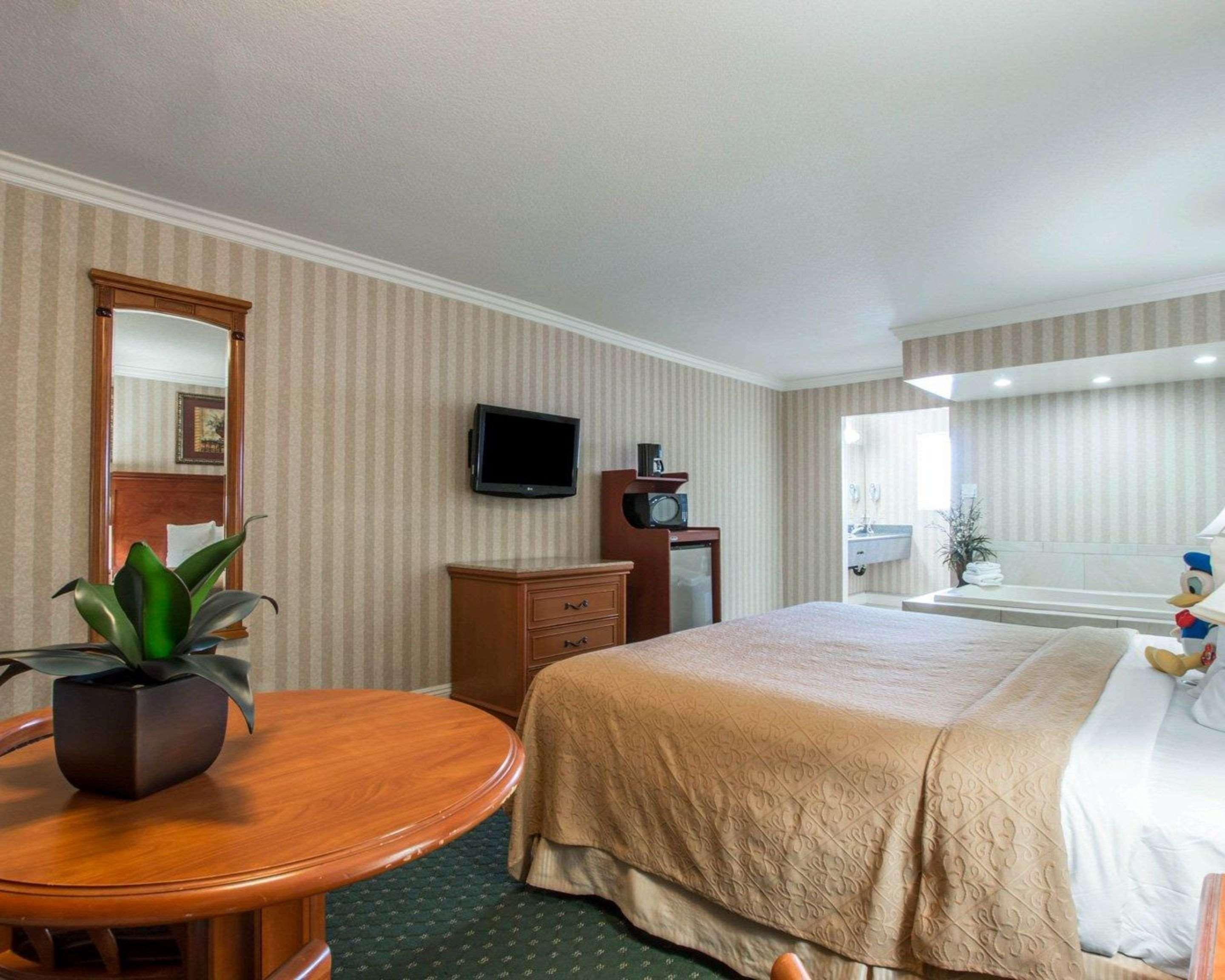Quality Inn & Suites Anaheim Maingate Exterior photo