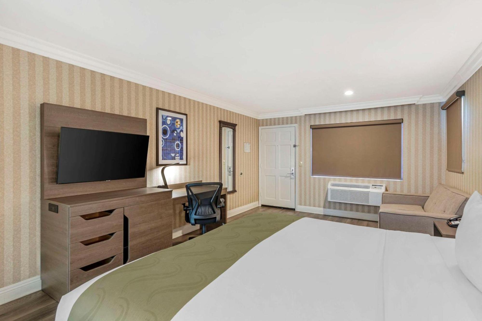 Quality Inn & Suites Anaheim Maingate Exterior photo